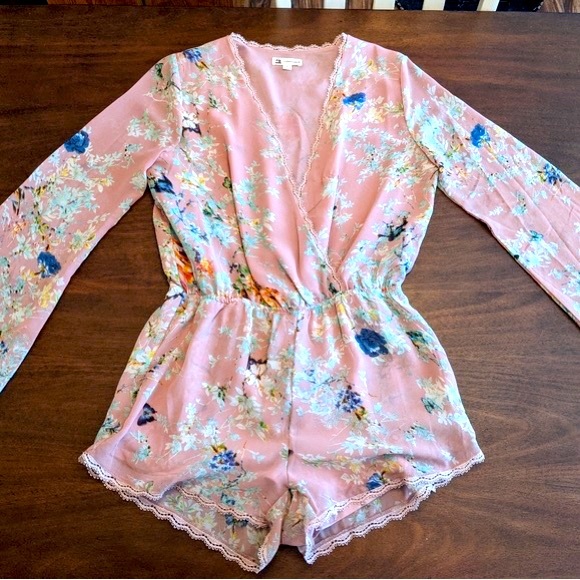 🚨FINAL PRICE🚨 Cotton Candy Pink Floral Romper Size M - Picture 1 of 4